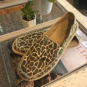 Women’s Giraffe Print Sanuk - Size 9